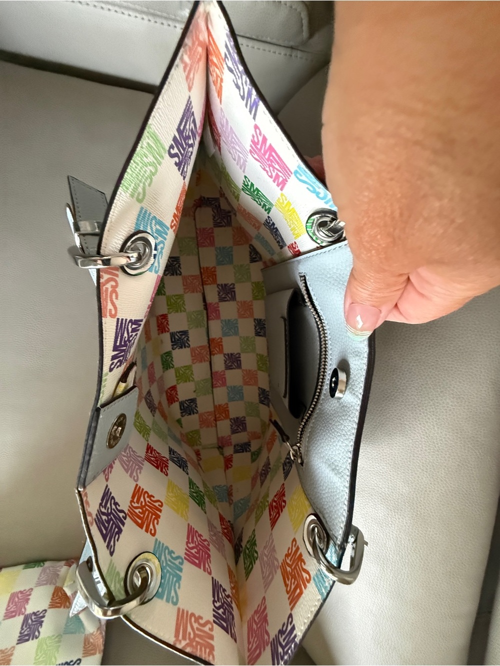 Steve Madden White Tote with Multicolor Logo Pouch - Picture 4 of 8